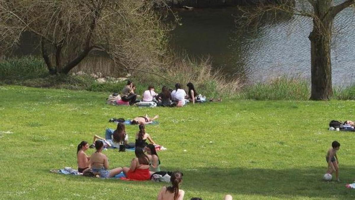 Los ourensanos buscan  su refugio climático a las orillas de los ríos.