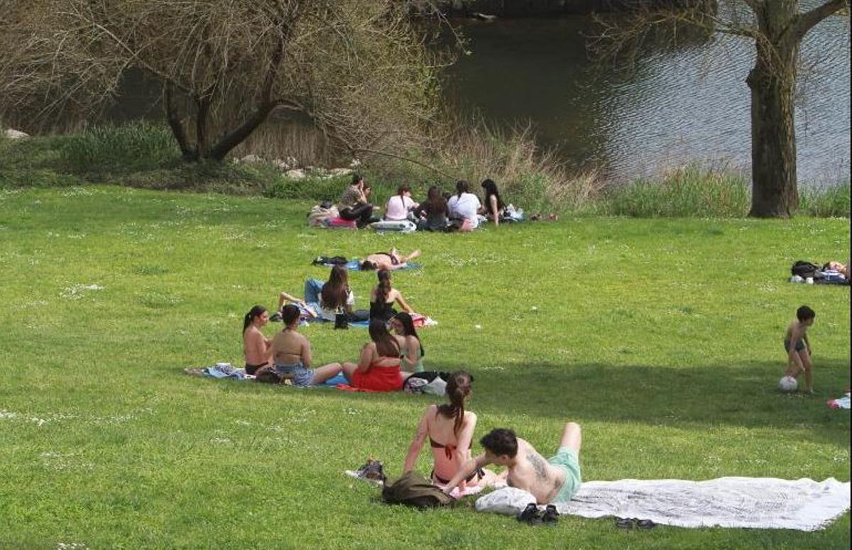 Los ourensanos buscan  su refugio climático a las orillas de los ríos.