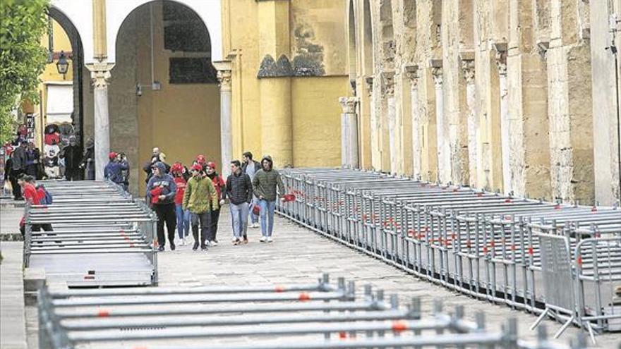 La carrera oficial toma forma e instalan ya los palcos en el Patio de los Naranjos