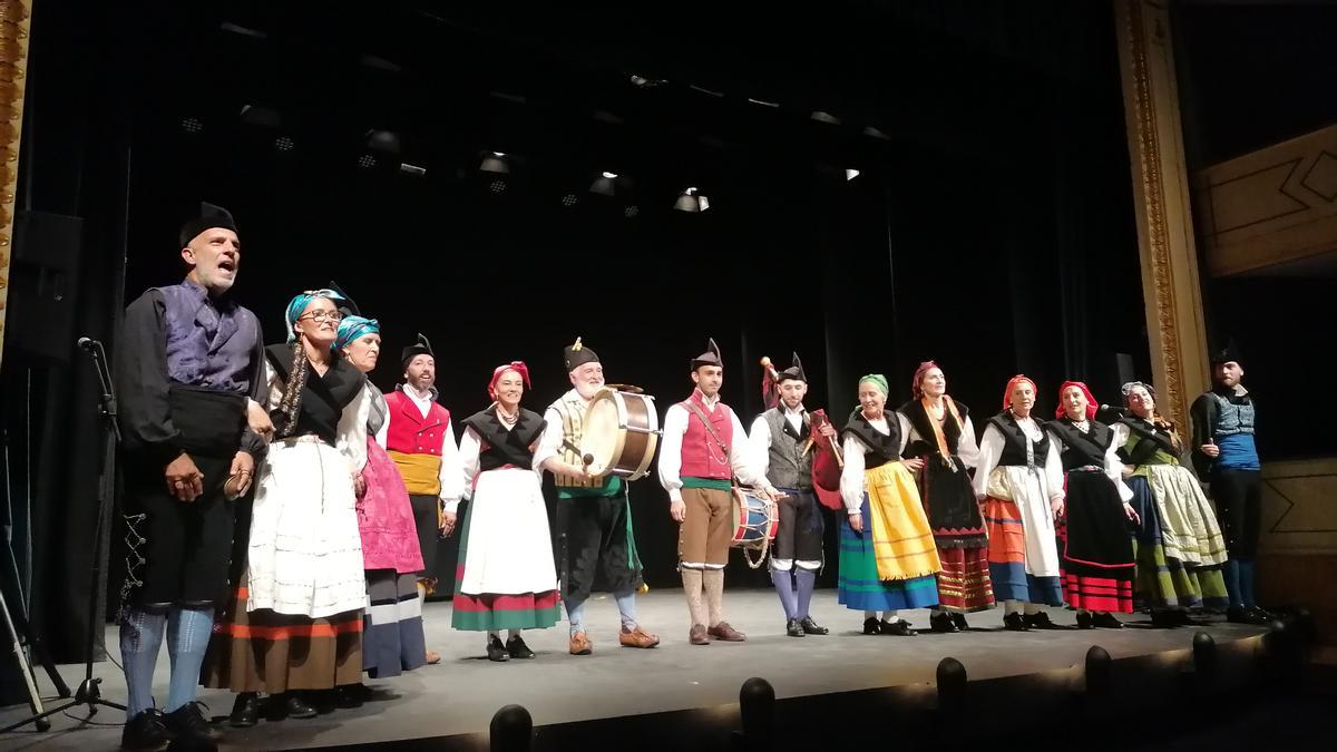 La Agrupación Folclórica Picos de Europa saluda al público tras su actuación en el Teatro