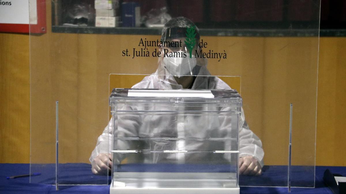 El president d&#039;una mesa electoral de Sant Julià de Ramis, amb l&#039;EPI durant el simulacre.