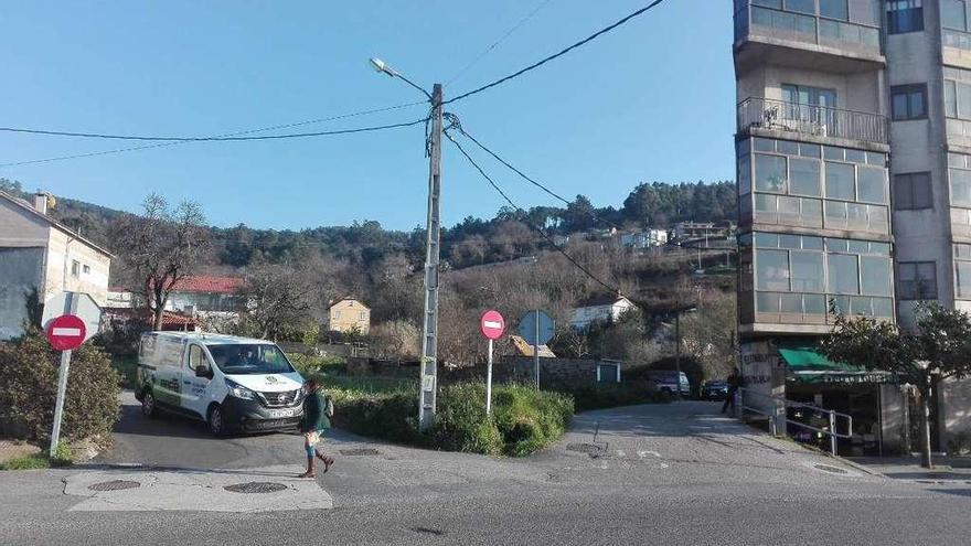 Acceso a la zona de Cidadelle, en Chapela, y al fondo los terrenos en los que se construirá el colegio. // FdV