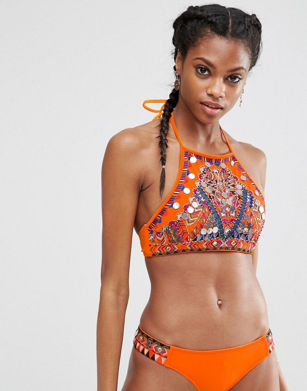 Top de bikini halter con bordados de ASOS (32,99€)