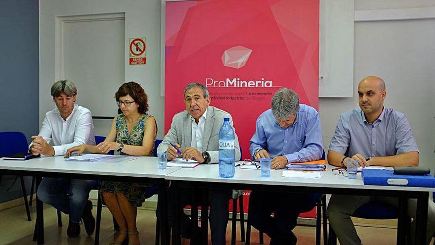 Esteve Pintó, al mig, en un acte sobre la mineria al Bages