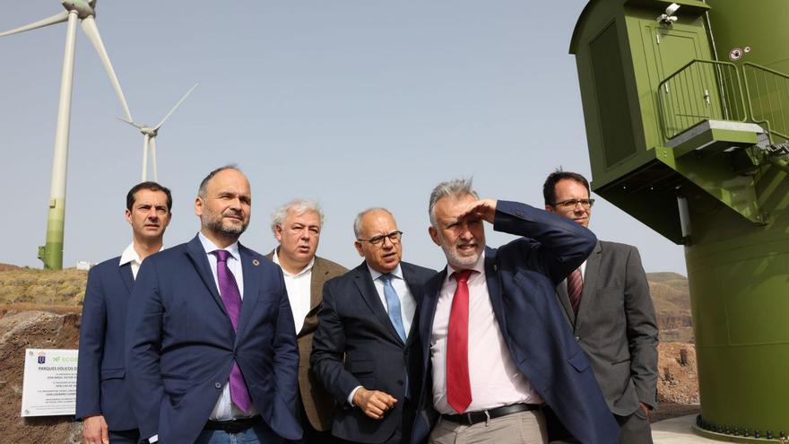 A la derecha, el vicepresidente de Ecoener, Fernando Rodríguez; José Manuel Valbuena; el presidente de Ecoener, Luis de Valdivia; Casimiro Curbelo, Ángel Víctor Torres,  y el alcalde de San Sebastián de la Gomera, Adasat Reyes.