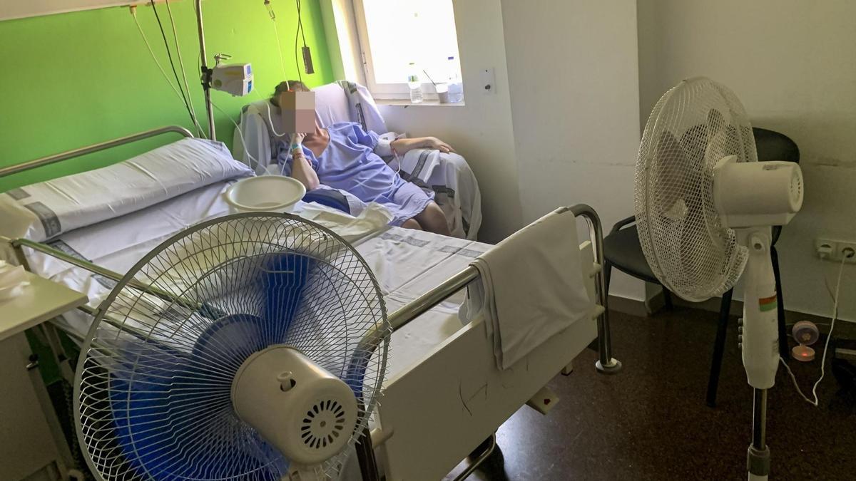 Una paciente descansa en una habitación junto a dos ventiladores en imagen de archivo.
