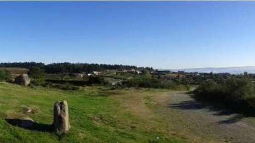 Plantea incluir el entorno de Pedra Mazafacha dentro de uno de los espacios libres públicos por su &quot;carácter de mirador&quot;. El Concello plantea recuperar uno de los &quot;hitos paisajísticos del entorno de Monte Xalo&quot;, los afloramientos rocosos denominados Pedra Mazafacha. Prevé incluirlo dentro de uno de los espacios libres públicos por su &quot;carácter de mirador&quot;