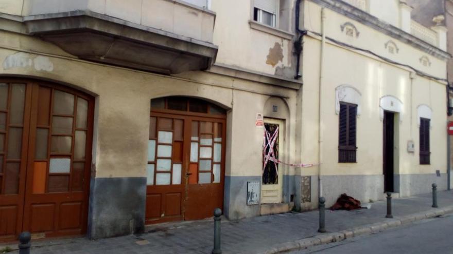 Un incendi obliga a precintar un edifici a Figueres