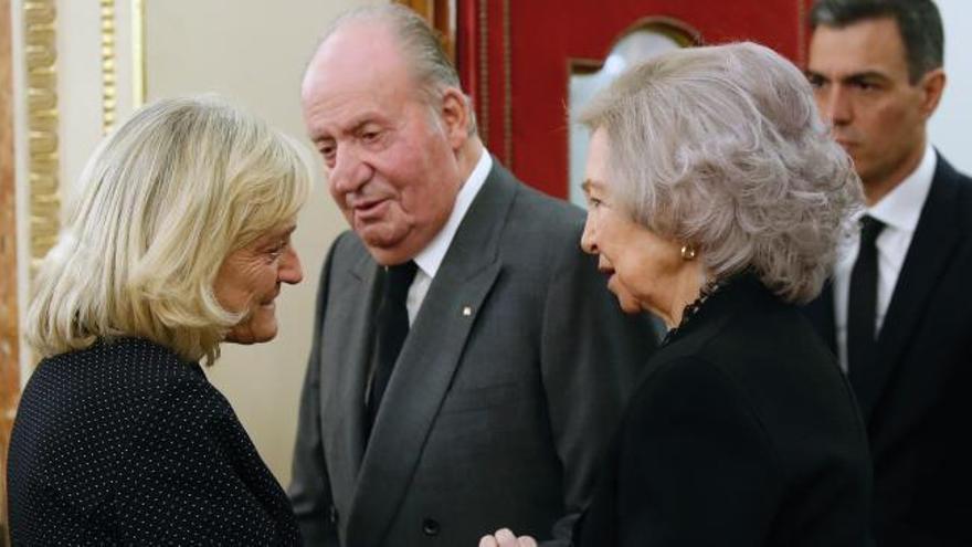 Los Reyes eméritos visitan la capilla ardiente de Rubalcaba