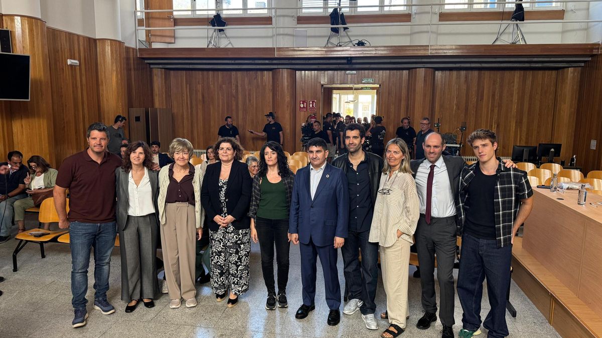 Blanco, en el centro, con parte del equipo de la serie ‘Clanes’, de la productora Vaca Films