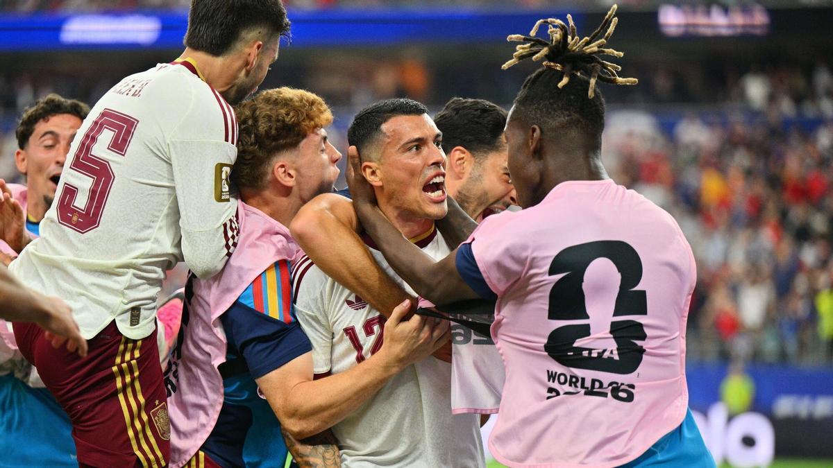 Pedro Porro celebra con sus compañeros su gol contra Francia.