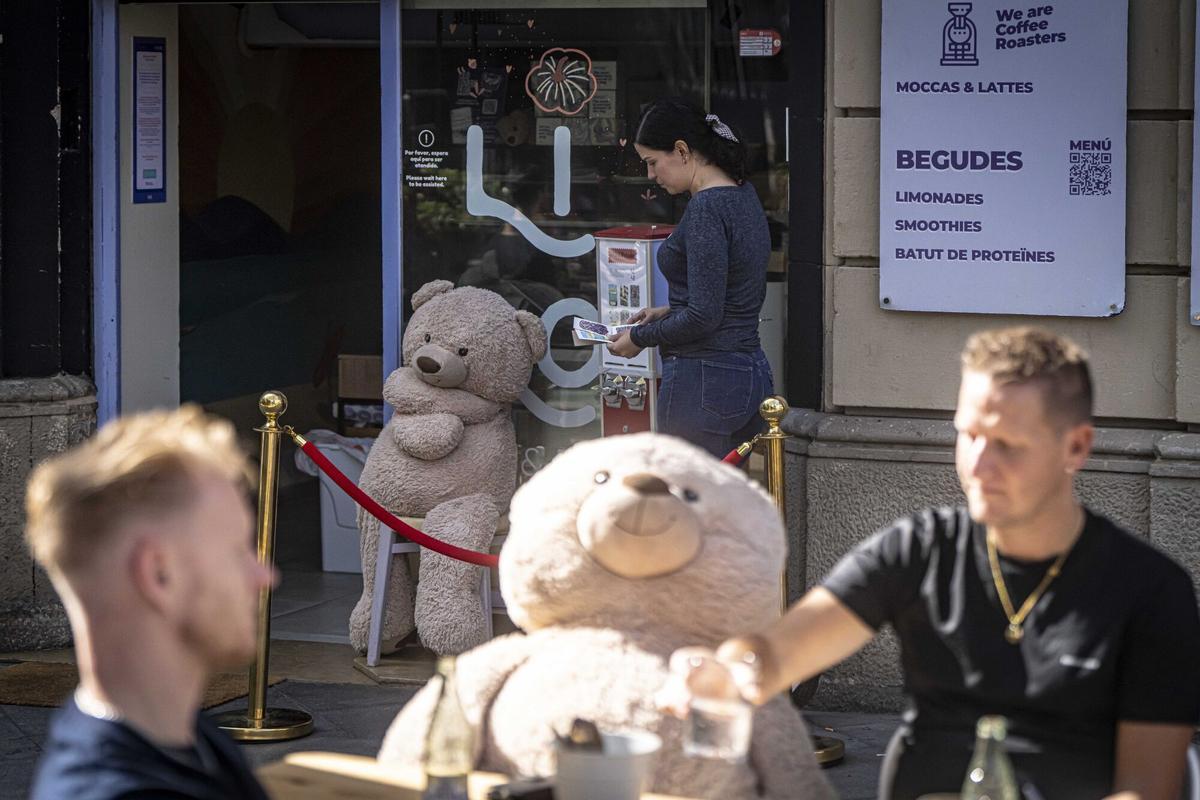 Barcelona 14/09/2025 OnBarcelona. Llega a Barcelona la máquina viral de postales sorpresa que ha vuelto loca a la gente de Nueva York a Madrid. La han instalado en Lilo Brunch. AUTOR: MANU MITRU