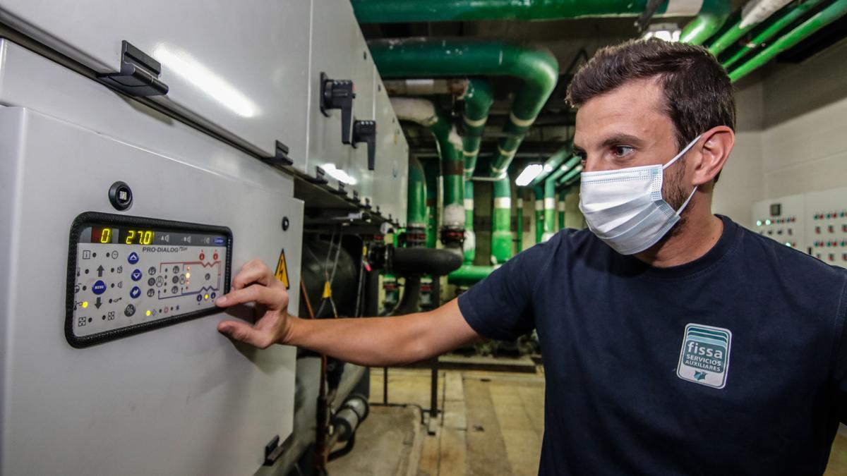 Un técnico controla el termostato en un edificio de la Junta.