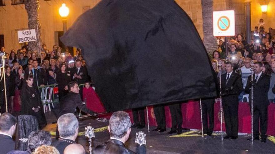 La Trencà del Guió augura un año de buena suerte para Elche, tras conseguir su trencaor romper el mástil a la tercera bandada como indica la tradición.