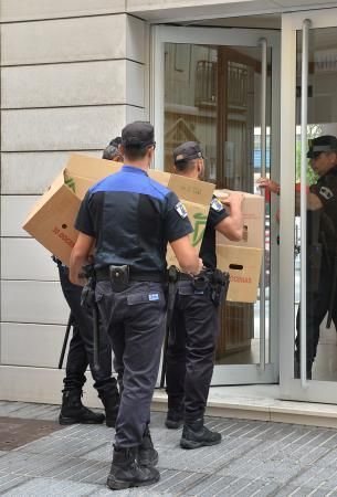 19/07/2018 LAS PALMAS DE GRAN CANARIA. Desahucio e incautación de historiales en la clínica de iDental. SANTI BLANCO  | 19/07/2018 | Fotógrafo: Santi Blanco