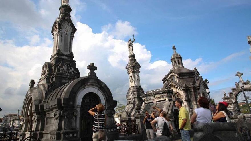 Un grupo de turistas en el cementerio de La Carriona.