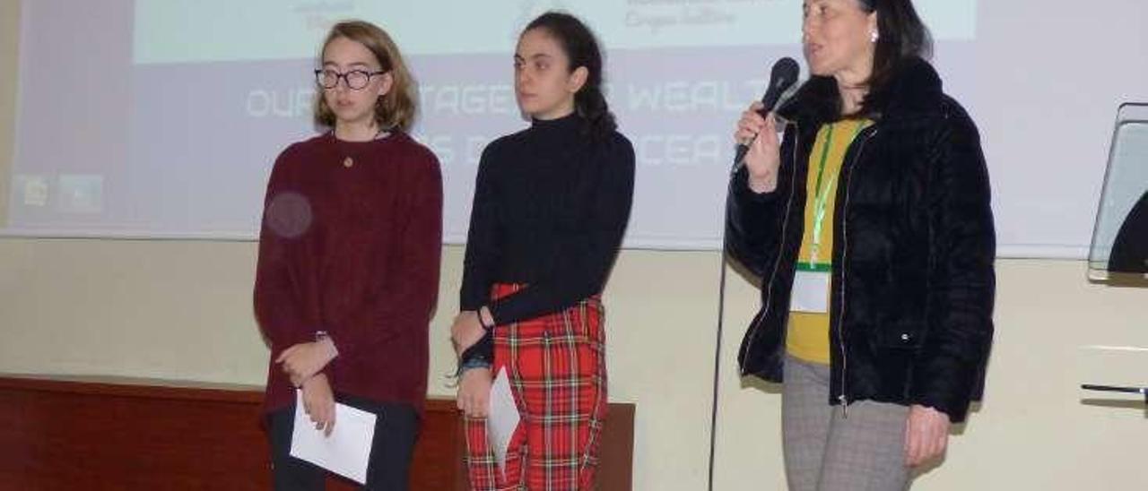 Elena Barrero, a la derecha, presenta el acto acompañada por las alumnas Sonia Linares y Jimena Gómez.