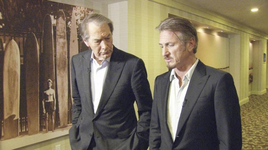 El actor Sean Penn (d) habla con Charlie Rose, de la CBS. // Reuters