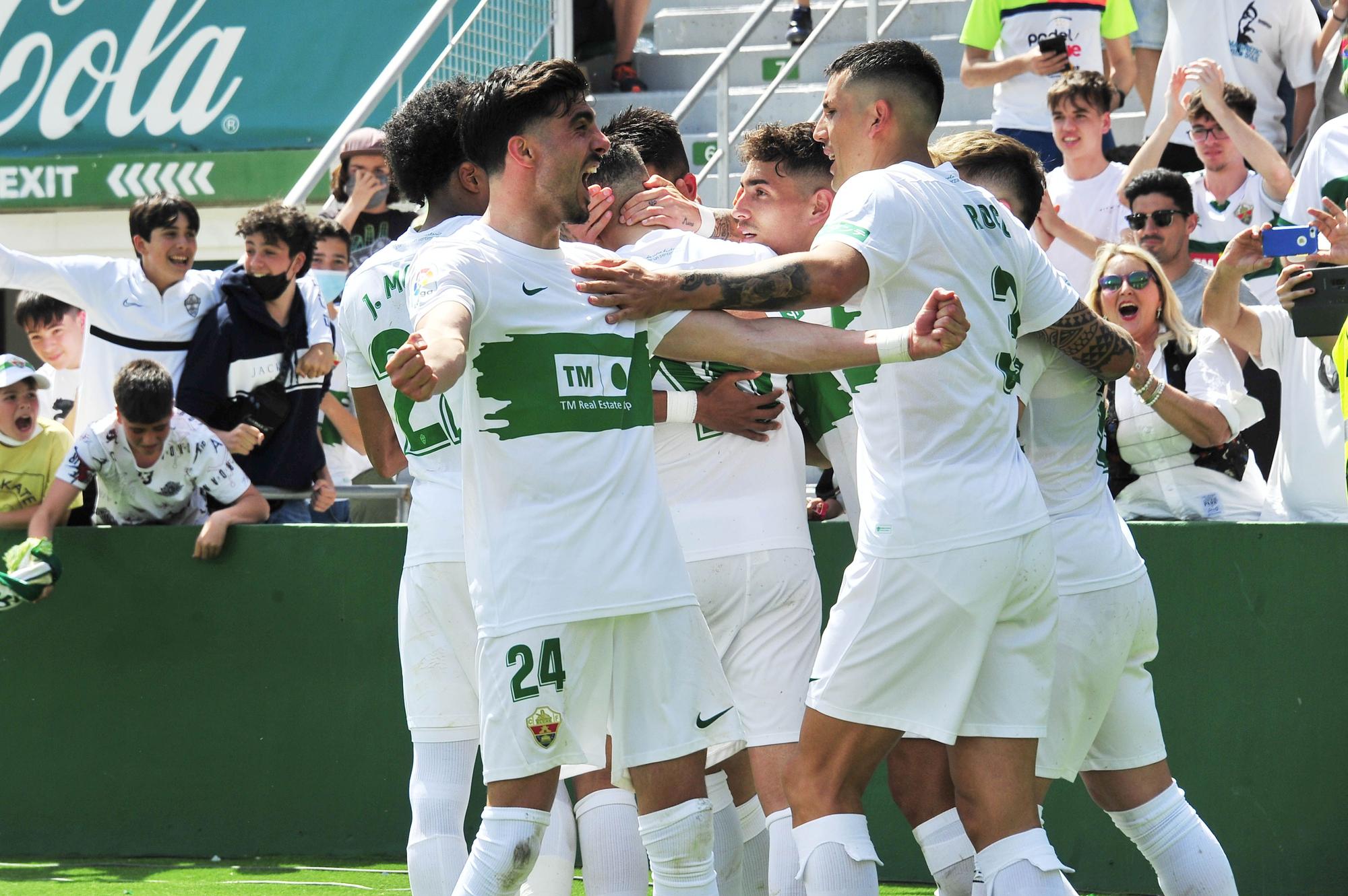 El Elche abraza la permanencia (3-0)