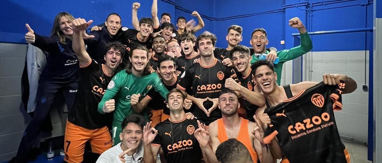 La plantilla del Mestalla celebrando un triunfo