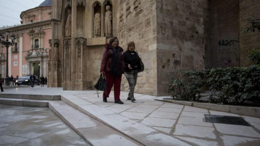 Sorpresa por una rampa de obra dura en la Puerta de los Apóstoles de la catedral