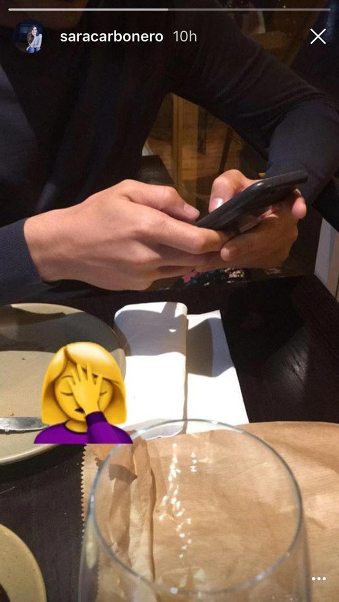 Instagram de Sara Carbonero; Iker pasa de ella en la cena