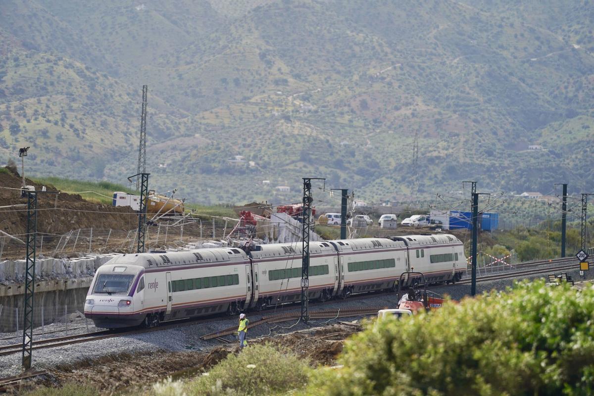 Reapertura parcial de la línea de Alta Velocidad a su paso por Álora, donde quedó sepultada por el desplazamiento de un talud de tierra