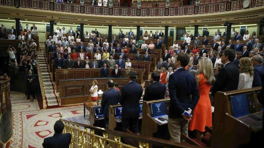 El pleno del Congreso guarda un minuto de silencio en memoria de José María Benegas. // Efe