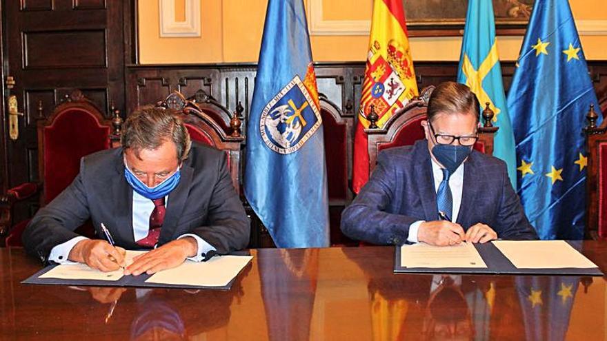 Luis Albo, a la izquierda, y Alfredo Canteli, firmando el convenio. | LNE