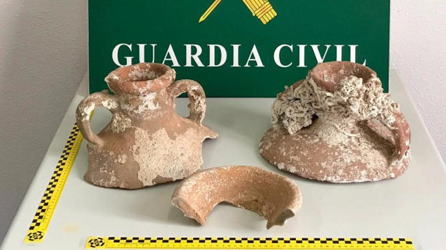 Las tres piezas de cerámica romana halladas en un alojamiento turístico.