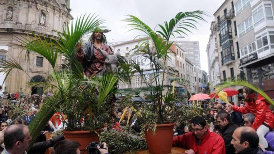 Los fieles tratan de tocar con sus palmas la imagen de Jesús entrando en Jerusalen, la popular &quot;Borriquita&quot;.  // Gustavo Santos