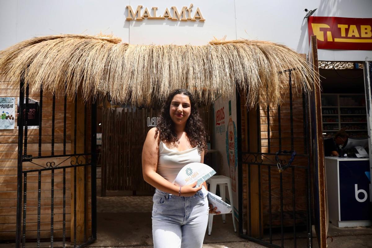Andrea, encargada de relaciones públicas en una caseta de la Feria de Málaga