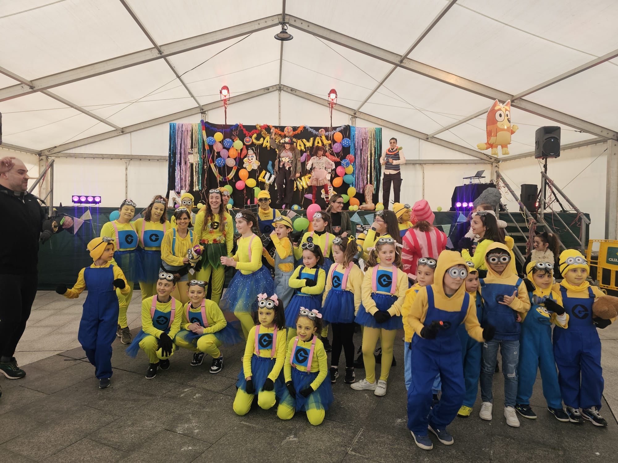 Lugones despide con desfile, música y chocolatada su carnaval
