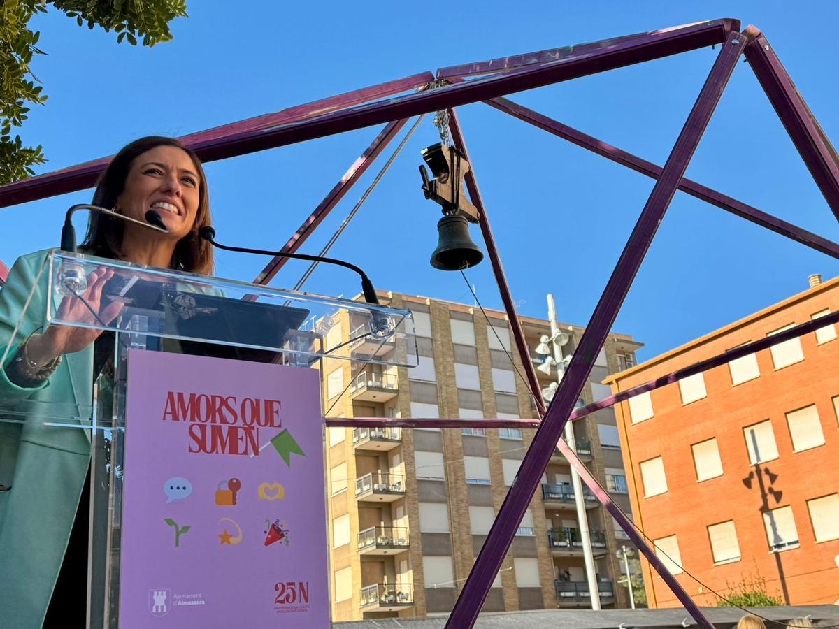 La alcaldesa, María Tormo, en el atril.