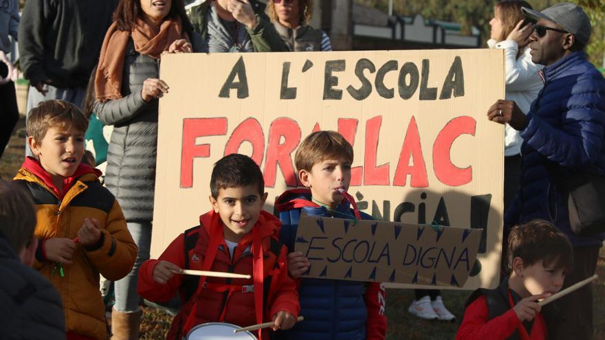 Pares i alumnes de l&#039;escola de Forallac tallen la C-66 per reclamar que Educació un nou centre sense barracons