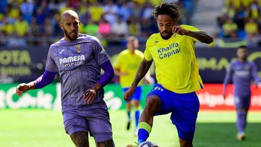 Capoue disputa el balón durante una acción del choque.