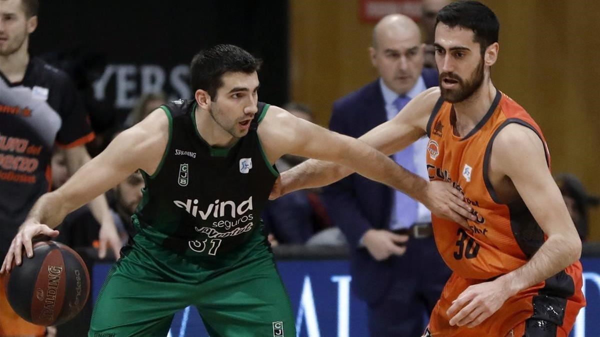 Sastre, del Valencia, defiende su posición ante Mathias, del Joventut.