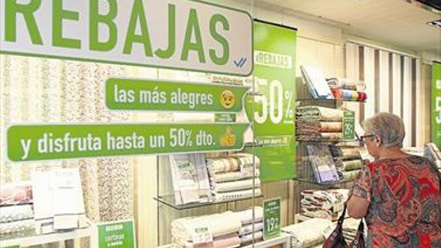 El comercio se rearma en las rebajas con más contratos