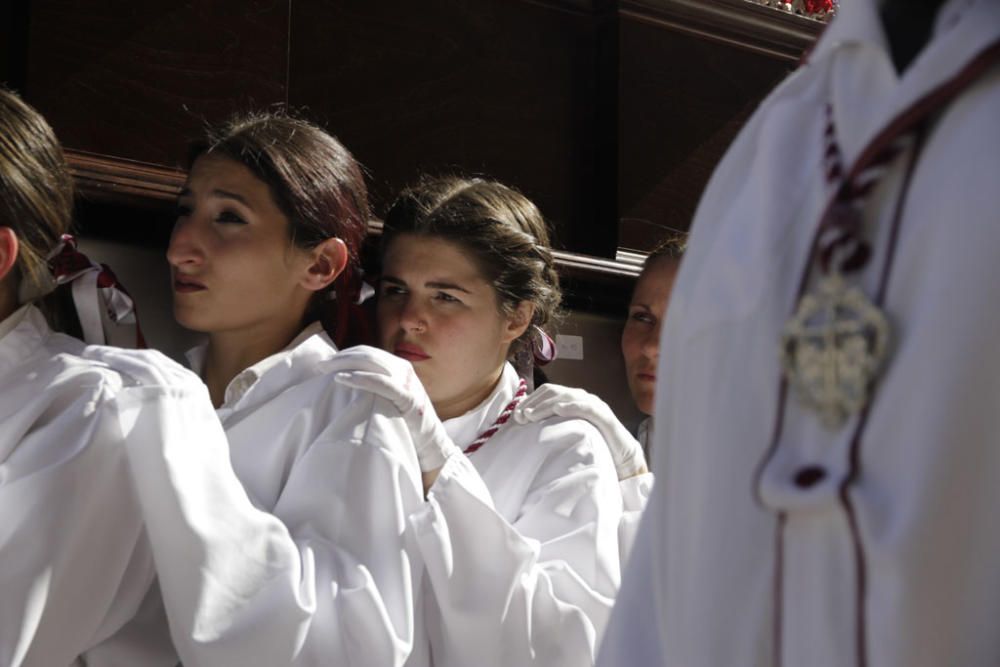 Desde un tinglao conjunto al colegio 'Espíritu Santo', a las cinco de la tarde del Viernes de Dolores comenzaba la Procesión de la Asociación de files de Jesús de la Salvación y la Virgen de la Encarnación.