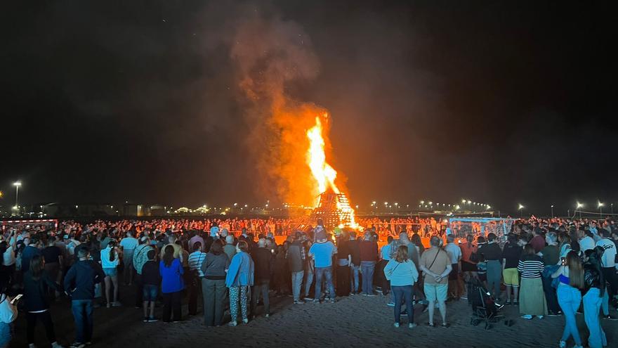 Fuegos artificiales, música, hoguera... San Juan ilumina el verano de Gijón desde las playas del oeste: “Hay que cuidar la tradición”