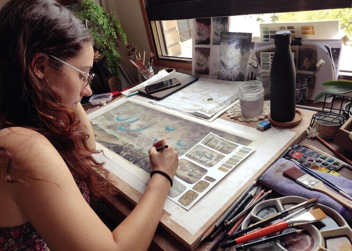 Tamara de Frutos durante el proceso de creación de las ilustraciones de la novela.