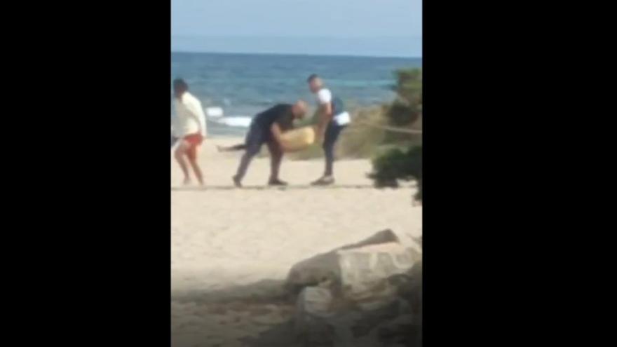 Vídeo del fardo de hachís encontrado en una playa de Ibiza