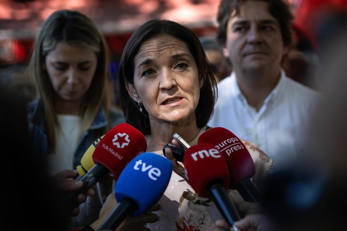 Archivo - La secretaria general de la Agrupación Socialista de la Ciudad de Madrid, Reyes Maroto, ofrece declaraciones a los medios de comunicación, antes de la manifestación por la sanidad pública