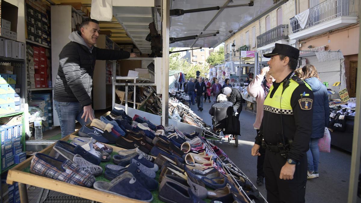 Uno de los agentes en el mercado ambulante de Paiporta