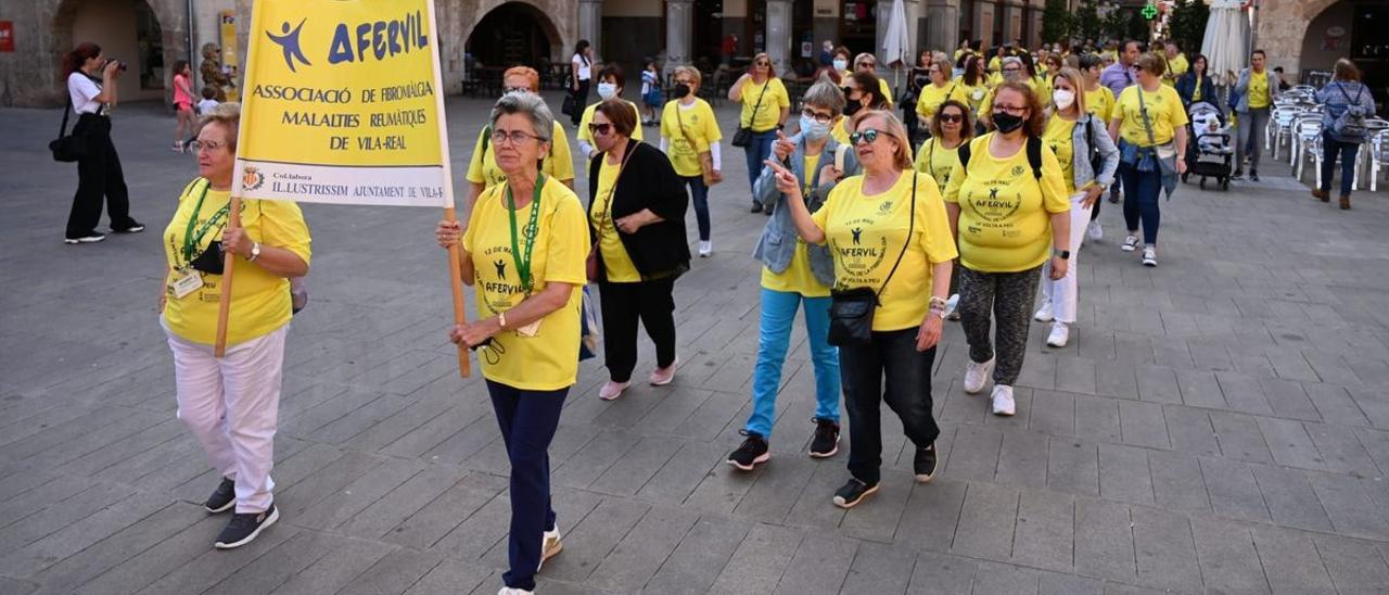 La asociación Afervil inauguró nueva sede en la calle Bayarri, tras completar una concurrida caminata que partí de la plaza Major de Vila-real.