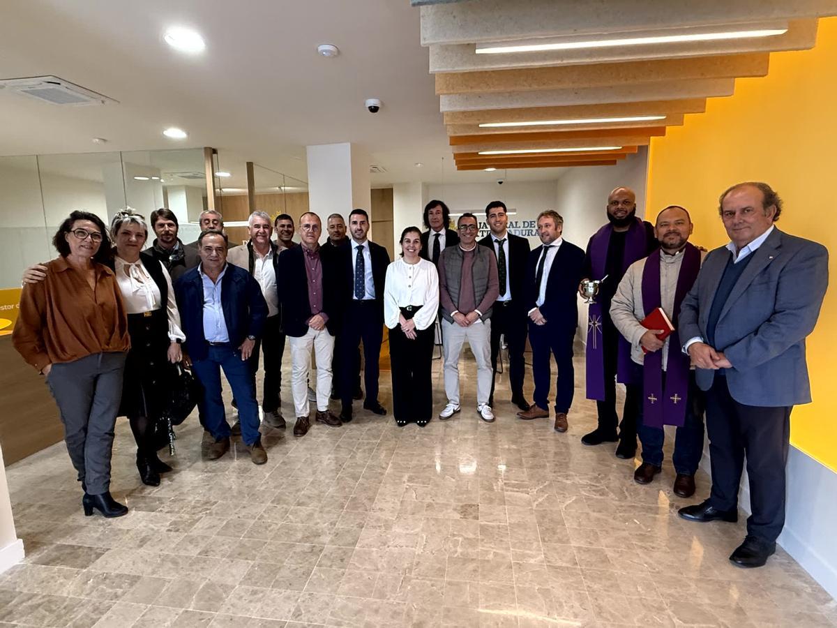 Asistentes al acto de inauguración de las nuevas oficinas.