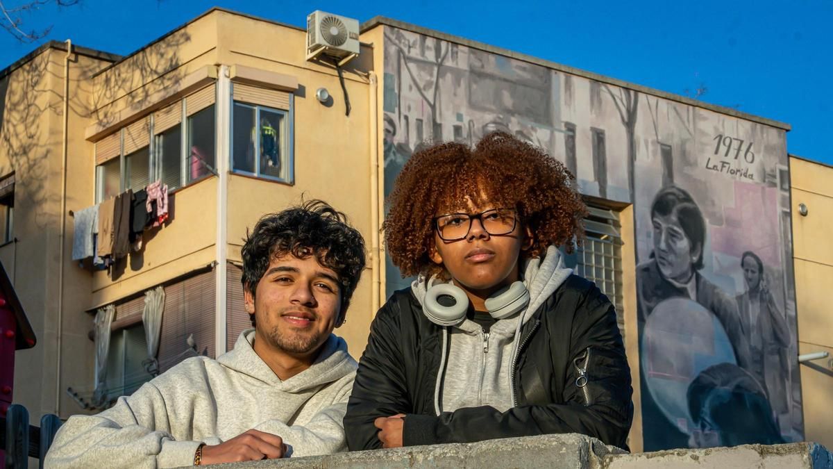 Roguer Ángel Díaz y Enerolis Bautista, dos de los jóvenes cuyos relatos se han publicado en la antología 'Històries de La Florida', de Blackie Books.