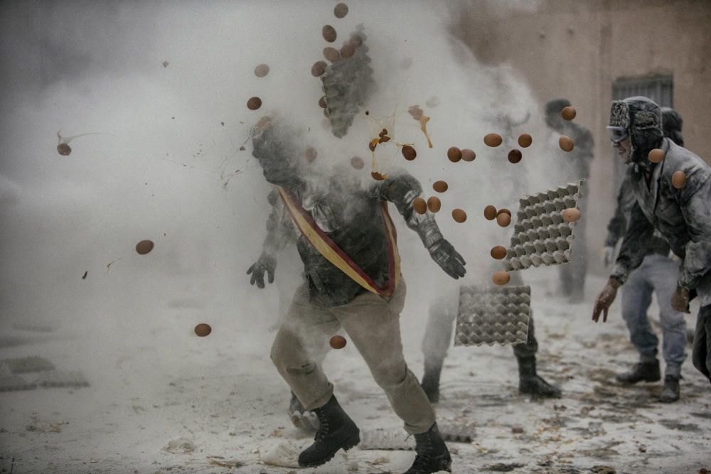 Segundo premio de Gente en la sección de series fotográficas. Festa dels Enfarinats de Ibi, en Alicante. Foto de Antonio Gibotta.