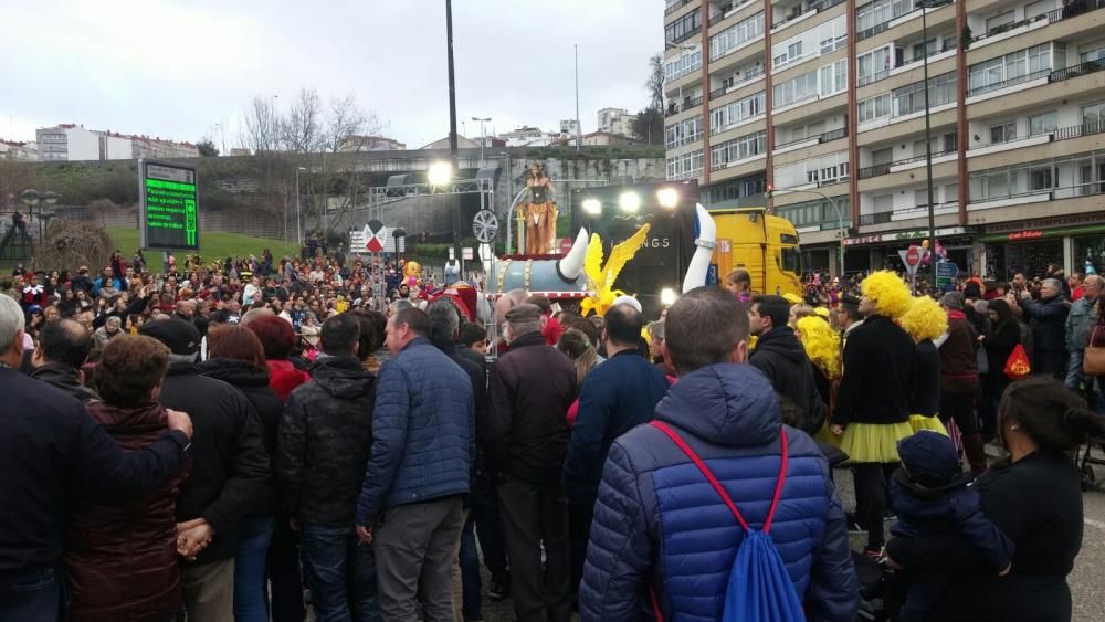 Miles de personas abarrotan las calles del centro de la ciudad para presenciar el desfile de comparsas