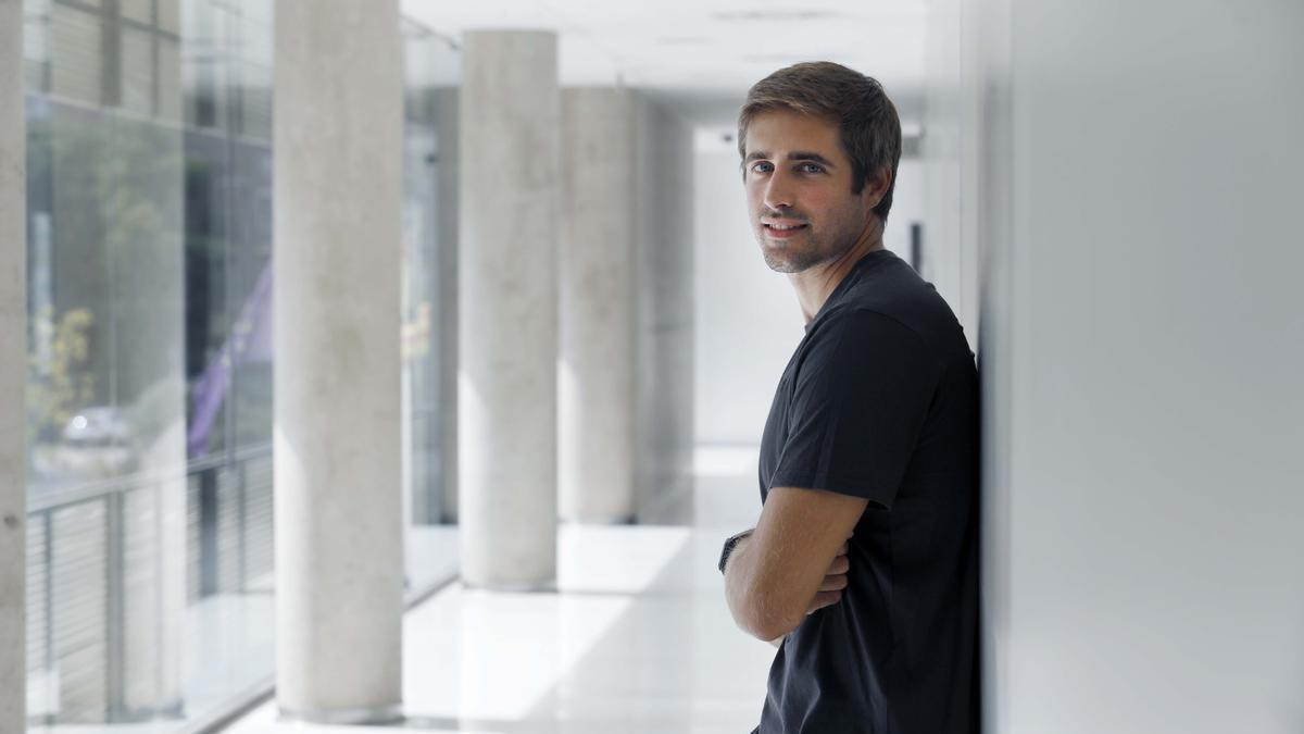 Antonio Carmona, en el interior de las instalaciones que ocupa la fundación Fisabio en València.